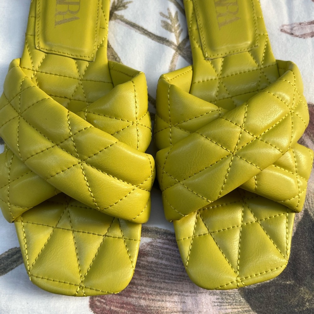 🔥🔥🔥Zara Yellow Quilted Sandals with Puffy Design